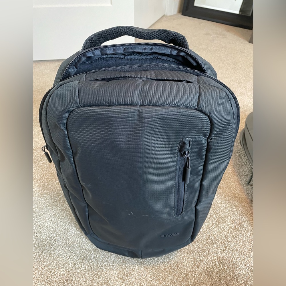 Incase lightweight tech backpack - navy